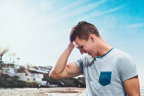 un homme seulement / taille vers le haut / vue latérale / vue de profil / regardant vers le bas de 30-39 ans adultes beaux gens / cheveux courts caucasien mâle / jeunes hommes debout en face du paysage - paysage / nature / scène non urbaine / scéniques - non urban scene photos et images de collection