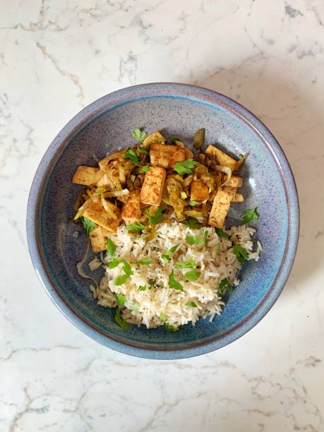 gebratener räuchernder tofu und lauch mit gedämpftem braunem reis - brown rice cooked rice steamed stock-fotos und bilder