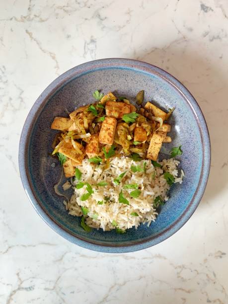 tofu ahumado frito y puerro con arroz integral al vapor - brown rice cooked rice steamed fotografías e imágenes de stock