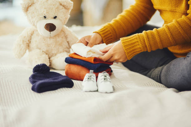 listo y esperando a que llegue - ropa de bebé fotografías e imágenes de stock