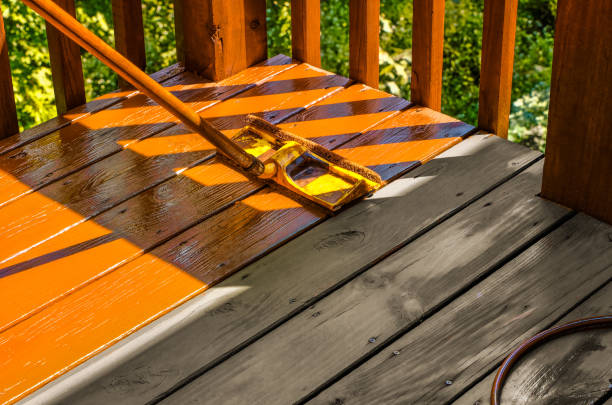 barwienie drewnianego pokładu z wałkiem farby - wood stain paint deck paintbrush zdjęcia i obrazy z banku zdjęć