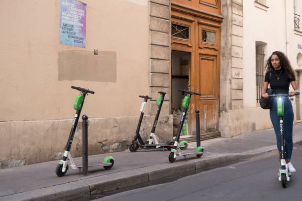 lime elektroroller in paris, frankreich - scoot stock-fotos und bilder