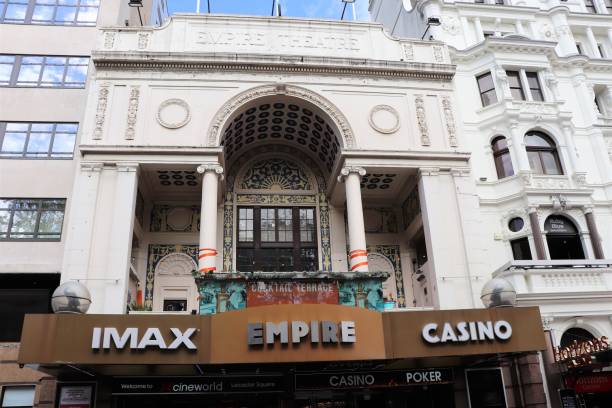 "the empire"-kino im picadilly circus - empire cinema stock-fotos und bilder