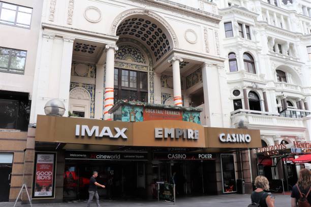 "the empire"-kino im picadilly circus - empire cinema stock-fotos und bilder