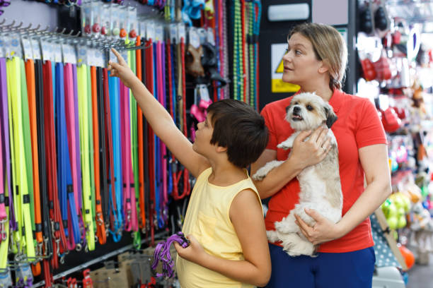 istock Family choosing accessories for dog 1174260858