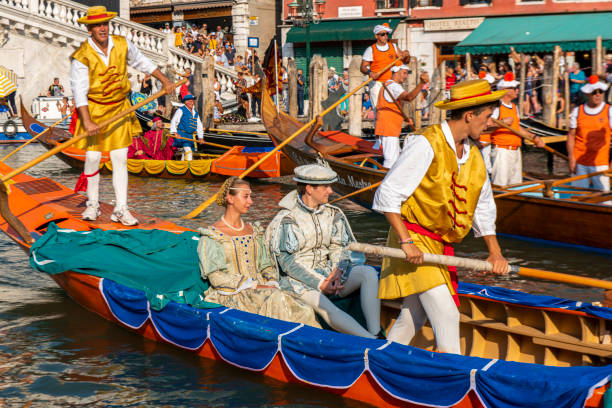 историческая регата («регата сторица») в венеции (венеция), италия. - vibrant color venice italy travel destinations architecture стоковые фото и изображения