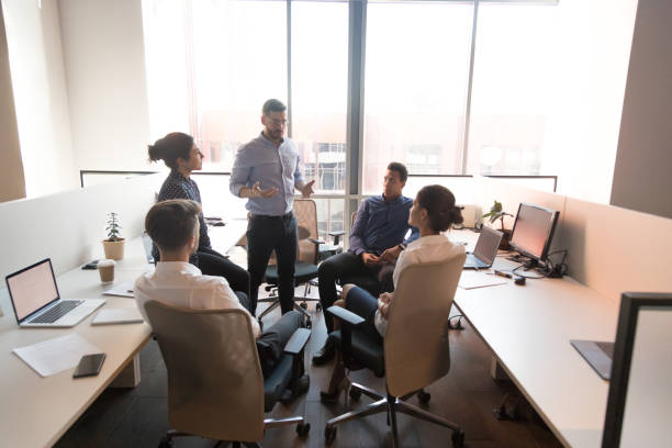 ceo y equipo corporativo se reúnen en la lluvia de ideas en coworking - relación humana fotografías e imágenes de stock