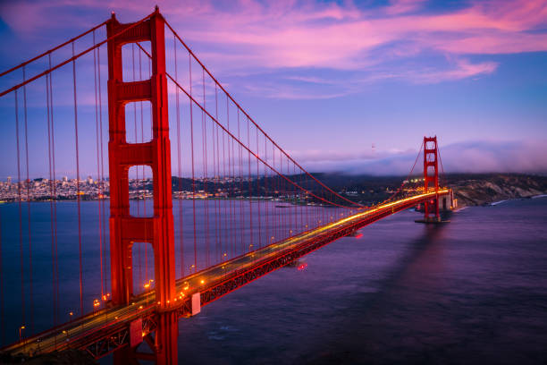 tramonto sul golden gate bridge sul tramonto dell'ora blu a lunga esposizione di san francisco in california - golden gate bridge bridge night sunset foto e immagini stock