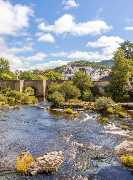 ponte e il fiume dee. - dee river river denbighshire wales foto e immagini stock