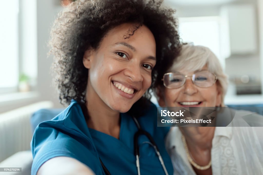 Weibliche gemischte Rasse Krankenschwester und ältere Patientin, die ein Selfie macht - Lizenzfrei Selfie Stock-Foto
