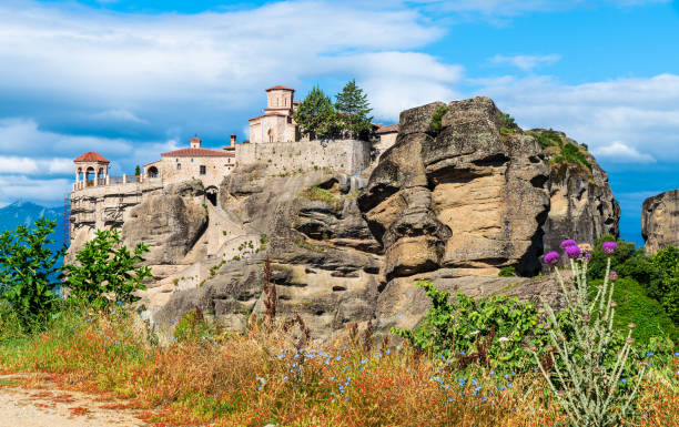 paisagem de meteora com mosteiros de varlaam e escultura da cara - meteora monk monastery greece - fotografias e filmes do acervo