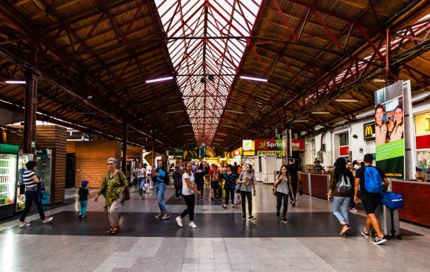 viaggiatori alla stazione ferroviaria principale di bucarest, la stazione ferroviaria nord (gara de nord) - cfr foto e immagini stock