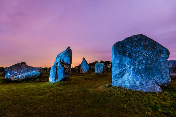 antike menhir granitsteine in der nacht. carnac, frankreich - hünengrab stock-fotos und bilder