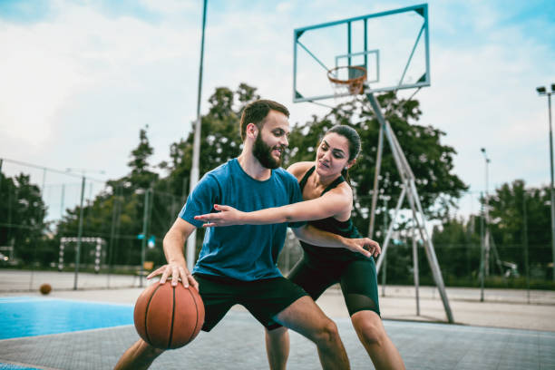 バスケットボールの試合を楽しむカップル - chasing women men couple ストックフォトと画像