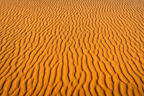 砂とエルグチェビ砂漠、メルズーガ、モロッコ、北アフリカ - landscape desert wave pattern erg chebbi dunes ストックフォトと画像