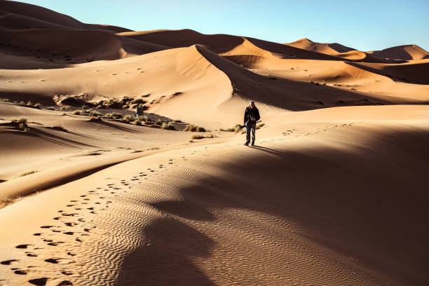 모래 언덕을 걷는 남성, 아침, 에르그 체비, 모로코, 북아프리카 - landscape desert wave pattern erg chebbi dunes 뉴스 사진 이미지