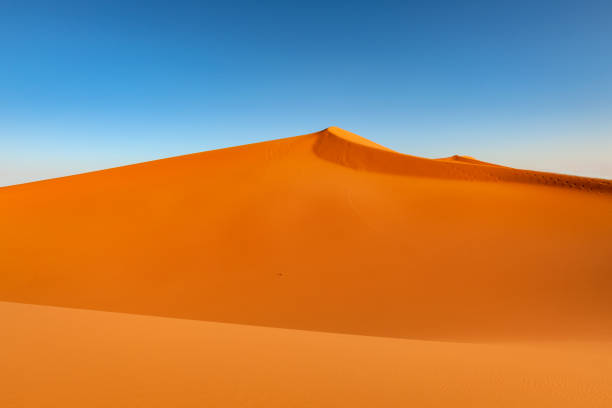 砂とエルグチェビ砂漠、メルズーガ、モロッコ、北アフリカ - landscape desert wave pattern erg chebbi dunes ストックフォトと画像