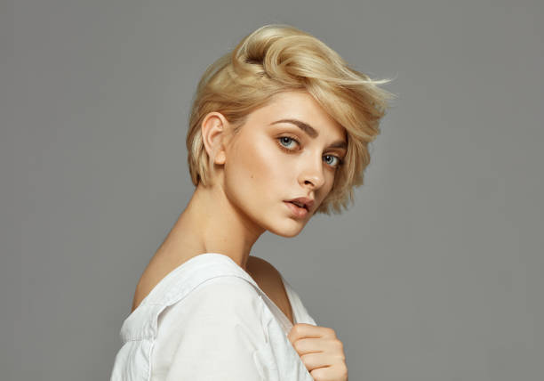 piękno zdjęcie uroczej blondynki z krótkimi włosami - hairstyle blond hair fashion model female zdjęcia i obrazy z banku zdjęć