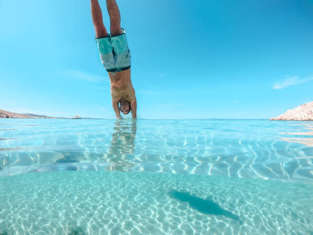 hombre saltando al mar - spraying beaches summer sunlight fotografías e imágenes de stock
