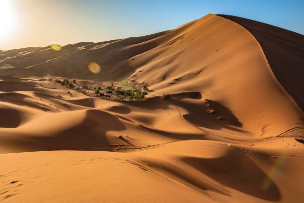 pustynia piasek i erg chebbi, merzouga, maroko, afryka północna - landscape desert wave pattern erg chebbi dunes zdjęcia i obrazy z banku zdjęć