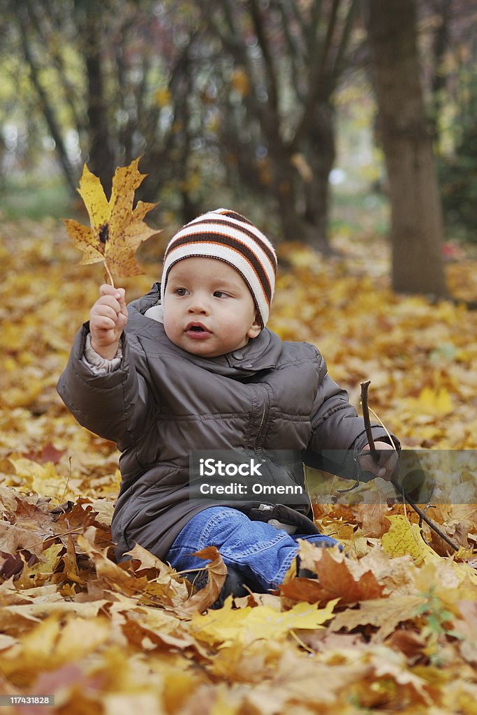 Felicidade crianças brincando na floresta - Foto de stock de Amarelo royalty-free