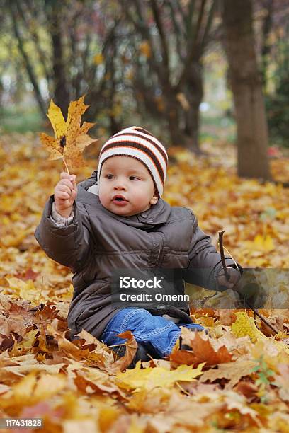 Foto de Felicidade Crianças Brincando Na Floresta e mais fotos de stock de Amarelo - Amarelo, Bebê, Beleza