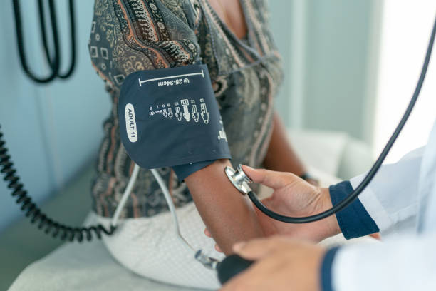 성숙한 성인 여자는 혈압 을 확인 - 고혈압 뉴스 사진 이미지