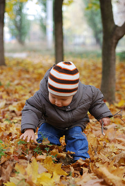 Heureux Enfant jouant dans la forêt - Photo