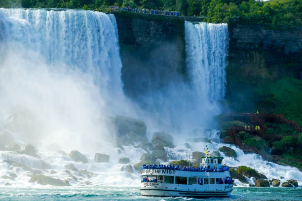 アメリカの滝と霧のメイド、ナイアガラの滝 - niagara falls falling people usa ストックフォトと画像