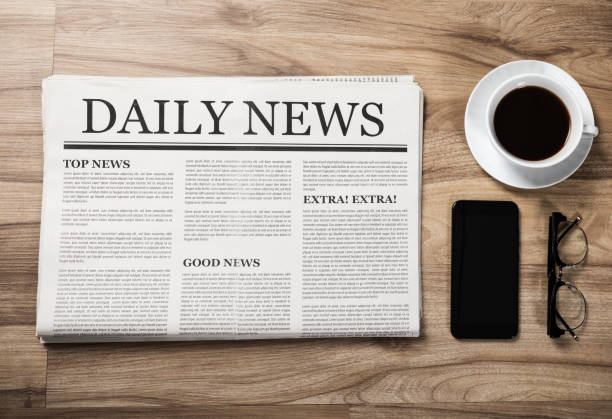 나무 테이블에 헤드 라인 뉴스와 안경과 커피 컵 신문, 매일 신문 모형 개념 - daily newspaper 뉴스 사진 이미지