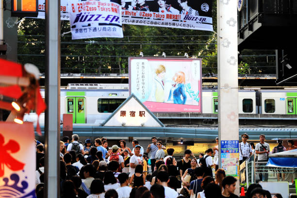 jr yamanote line (linia yamanote) i stacja harajuku (stacja harajuku) oglądane z takeshita street (takeshita street) - harajuku district zdjęcia i obrazy z banku zdjęć