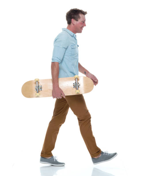 volle länge / eine person / seitenansicht von 20-29 jahre alt stattliche menschen / kurze haare kaukasischen männlich / junge männer skateboard / skateboard / skaten / gehen vor dem weißen hintergrund tragen knopf-down-shirt / hose - white hair male isolated on white indoors stock-fotos und bilder