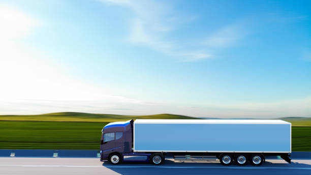 semi-camion avec remorque conduisant sur la route - vehicle trailer flash photos et images de collection