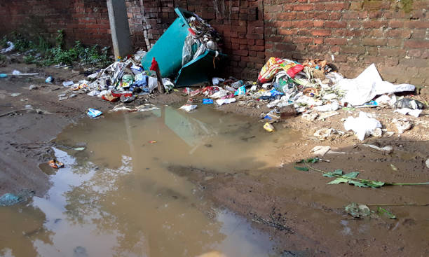 straße seite dustbin mit müll, schmutz, scruff & dorf zufußstraße auch voll beschädigen ang füllung mit regenwasser, - fillup stock-fotos und bilder