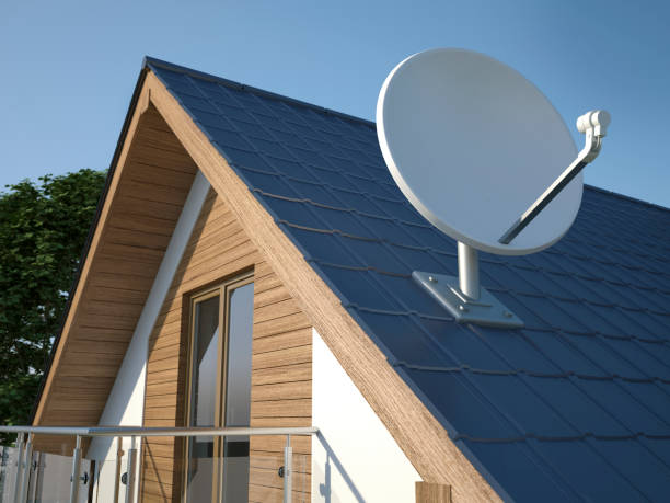 спутниковая тарелка на крыше - satellite dish фотографии стоковые фото и изображения