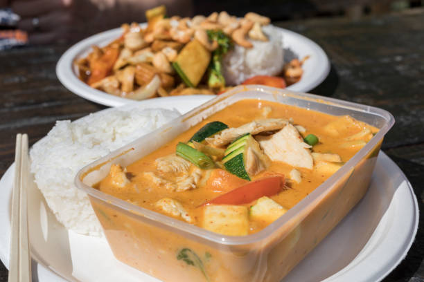 タイはプラスチック容器に食べ物を取り除く - thai cuisine wok food thai culture ストックフォトと画像