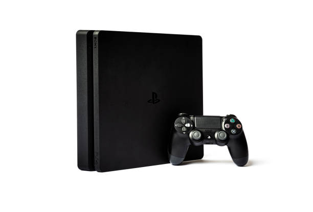 sony playstation 4 и игровой контроллер на белом фоне - playstation стоковые фото и изображения