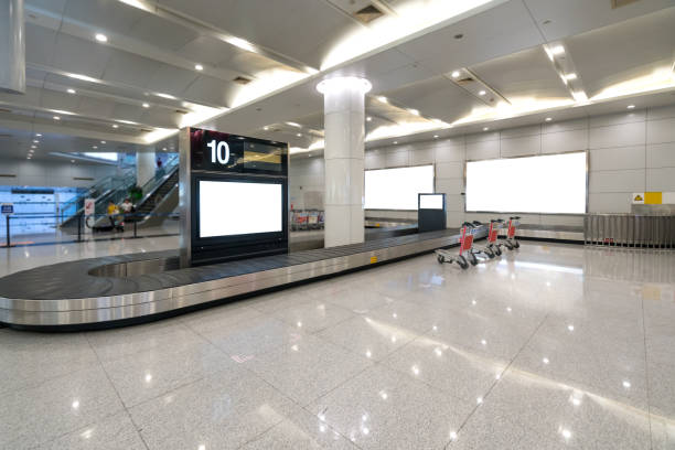 конвейерная лента регистрации багажа в терминале аэропорта - lightbox airport airplane sign стоковые фото и изображения