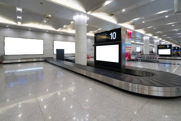 конвейерная лента регистрации багажа в терминале аэропорта - lightbox airport airplane sign стоковые фото и изображения