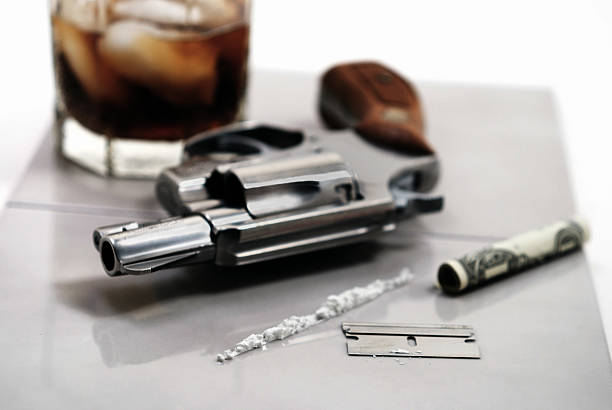 línea de cola con revólver y bebida - roll of arms fotografías e imágenes de stock
