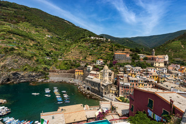 有名なヴェルナッツァ村 - チンクエテッレ - リグーリアイタリア - cinqueterre ストックフォトと画像