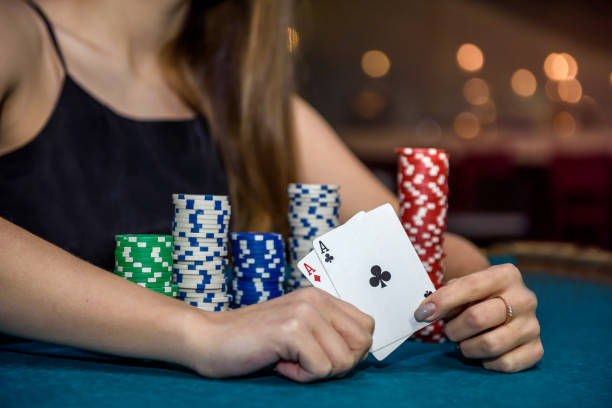 woman in casino showing combination of aces - smiling casino human hand beautiful imagens e fotografias de stock