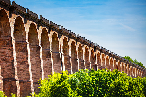 Pilares arqueados del viaducto de Chaumont en Francia photo