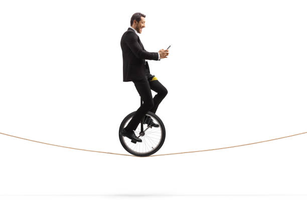 밧줄에 외발 자전거를 타고 휴대 전화를 들고 행복한 사업가 - unicycle business riding balance 뉴스 사진 이미지