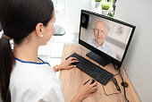 arzt-und-seniorin-patientin-telegesundheit.jpg?b=1&s=170x170&k=20&c=ABKWIE60lGFLpeQDOToknspX-9Sa6GT0MG7qGS8N0ew=