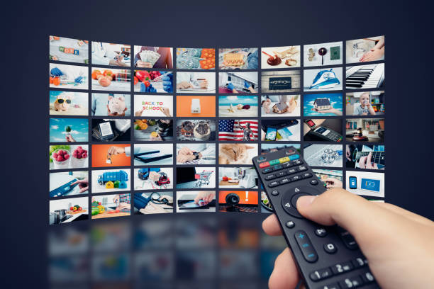 trasmissione televisiva multimediale a videowall - streaming media service foto e immagini stock