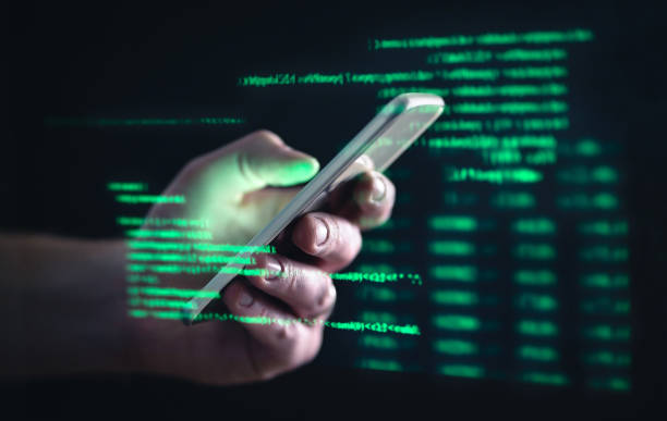 ダークウェブ、ダークネット、ハッキングの概念。携帯電話を持ったハッカースマートフォンでダークウェブを使う男。携帯電話詐欺、オンライン詐欺、サイバーセキュリティの脅威。盗ま� - サイバー犯罪 ストックフォトと画像