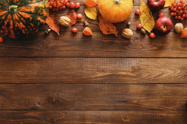 joyeux concept de thanksgiving. composition d'automne avec citrouilles orange mûres, feuilles tombées, fleurs sèches sur table en bois rustique. pose plate, vue du haut, copier l'espace. - holiday foods photos et images de collection