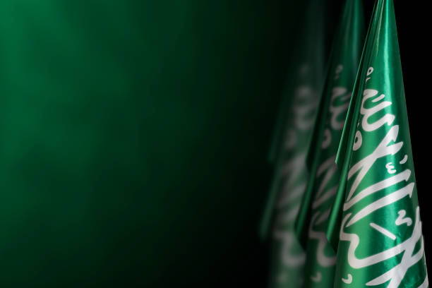 saudi-arabien flaggen auf einem dunkelgrünen hintergrund, verwenden sie es für nationales tag und land nationalen anlässen - nationalfeiertag stock-fotos und bilder