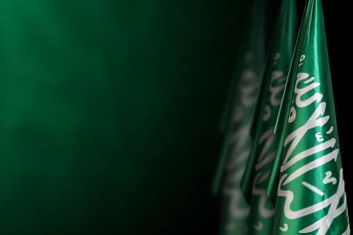 Arabia Saudita banderas sobre un fondo verde oscuro, utilizarlo para el día nacional y ocasiones nacionales del país photo